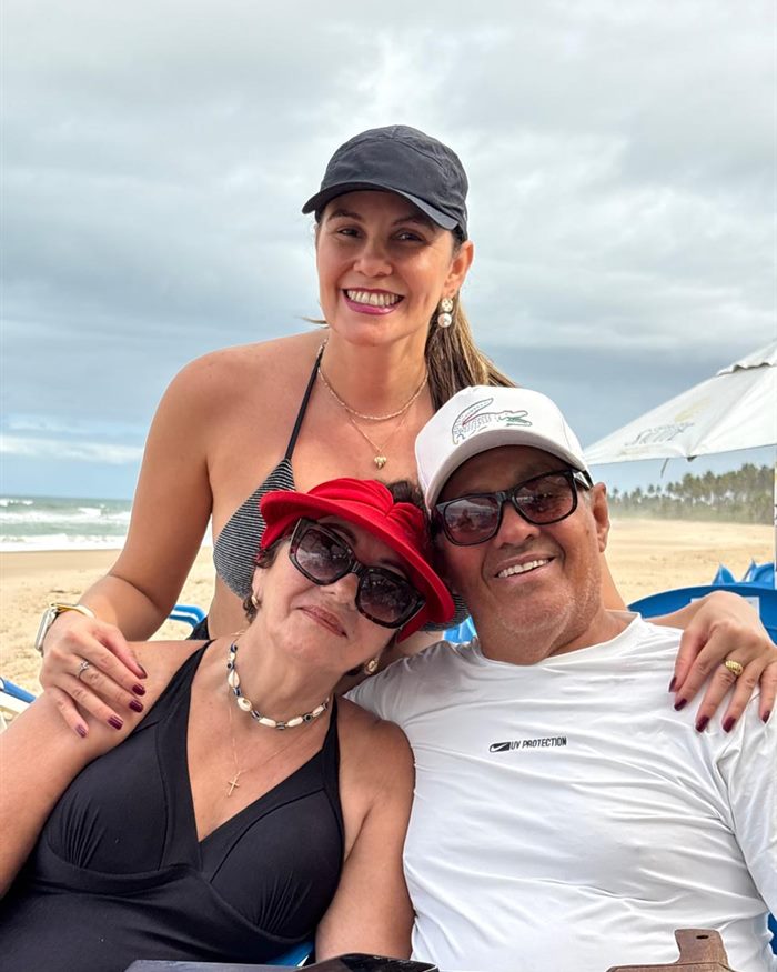 Dra. Luana Figuerêdo na praia com os pais