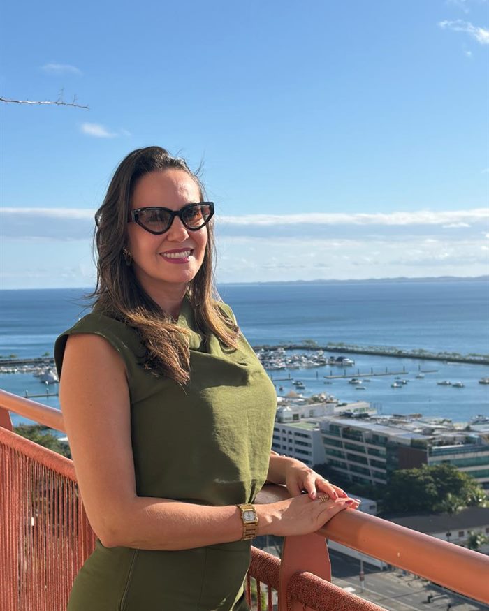 Dra. Luana Figuerêdo em um mirante com vista pra marina