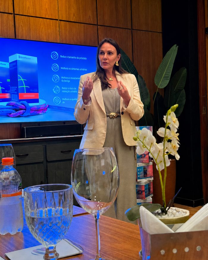 Dra. Luana Figuerêdo apresentando em um evento médico