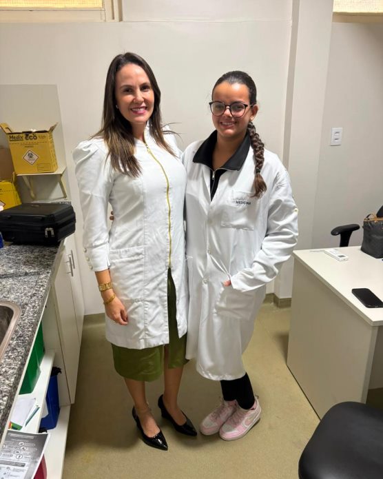Dra. Luana Figuerêdo com uma aluna de Medicina