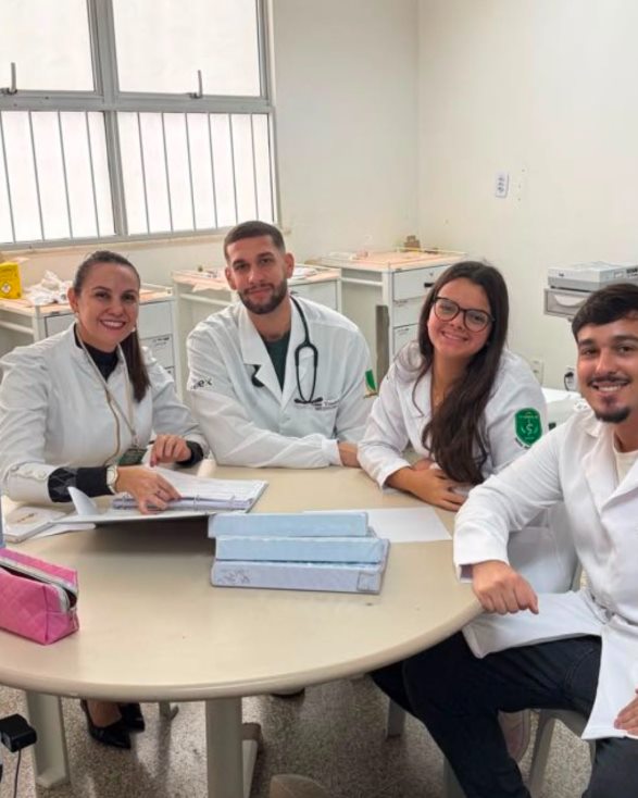 Dra. Luana Figuerêdo com um grupo de alunos de Medicina